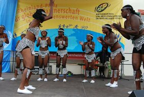 Tänzerinnen aus Simbabwe auf der Aktionsbühne vor dem Rathaus in Oppenheim