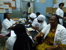 Junge Frauen werden zu Gesundheitspersonal ausgebildet