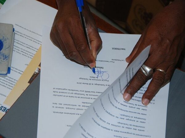 Der Bürgermeister von Tenkodogo unterzeichnet die Schlussvereinbarung.